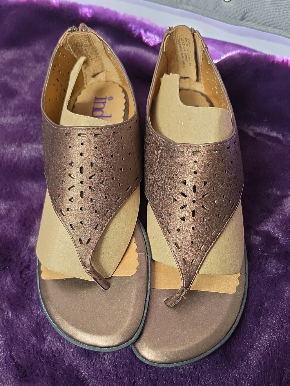 Clarks Indigo Metallic Brown and Tan Toe-Post Sandals Sz 7